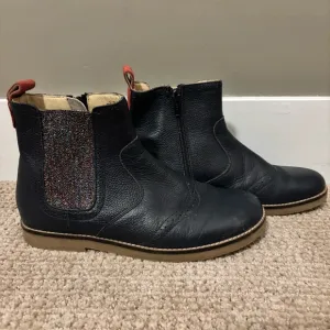 🦄 Mini Boden - Kids Navy Leather Chelsea Boots - size 35