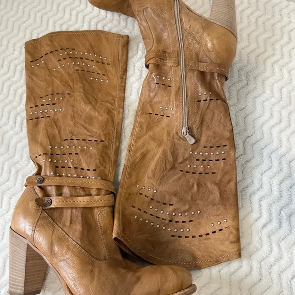 - Nero giardini boots brown ( tan)  40 Italy size leather.