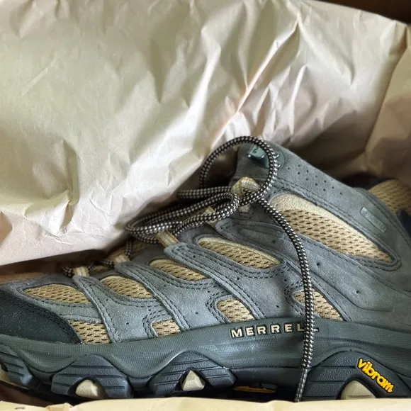 🔥 NWT Merrell Moab 3 Mid GTX – Men’s 10 – Butternut/Beluga – Waterproof 🔥