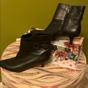 AK ANNE KLEIN Ankle boots, Size 6.5
