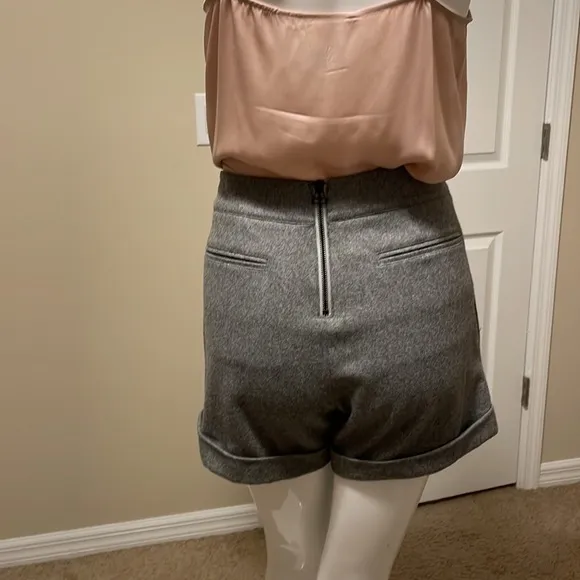 ALICE &amp; OLIVIA GRAY FLANNEL WOOL  SHORTS / EXPOSED ZIPPER BACK NWOT NEVER WORN