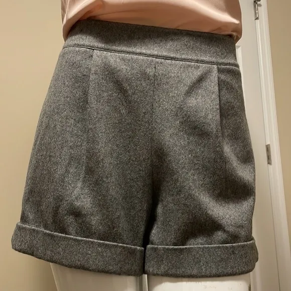ALICE &amp; OLIVIA GRAY FLANNEL WOOL  SHORTS / EXPOSED ZIPPER BACK NWOT NEVER WORN