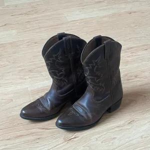 Ariat Kids Size 2 Western Boots Style #10001825 Beautiful Condition Like New!