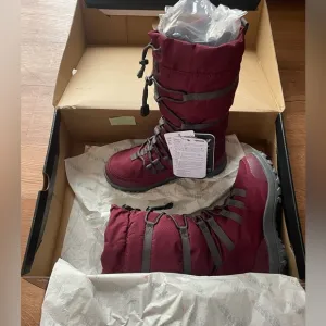 Baffin escalate winter boots NWT sangria red