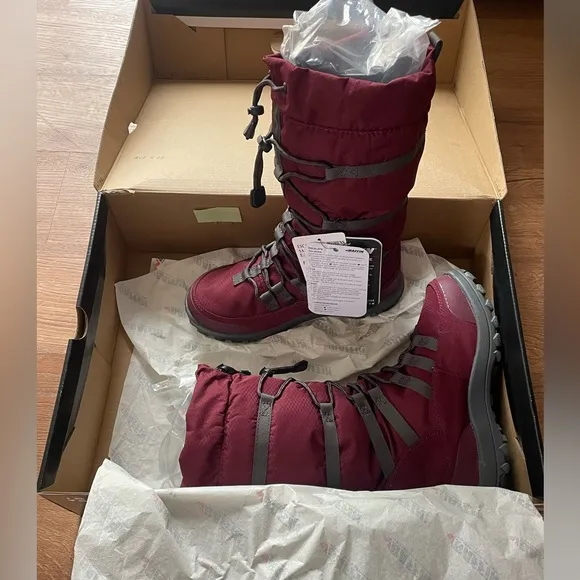 Baffin escalate winter boots NWT sangria red