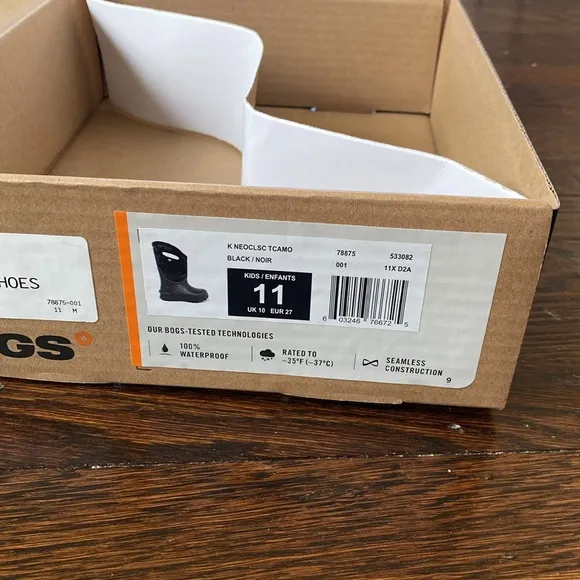 Bogs NWT winter boots black 11M toddler
