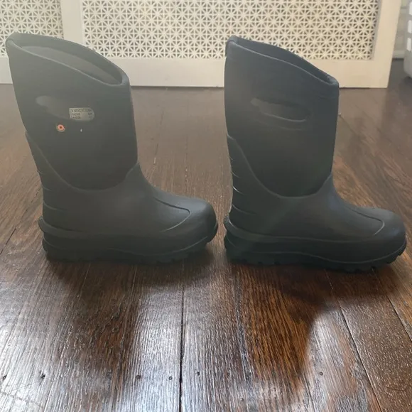 Bogs NWT winter boots black 11M toddler