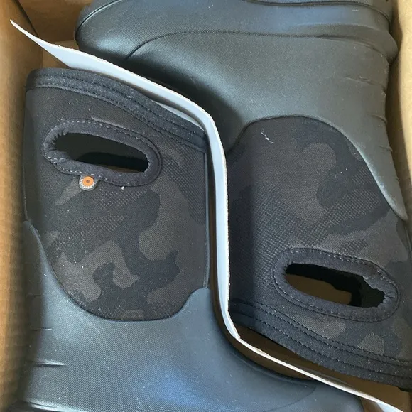 Bogs NWT winter boots black 11M toddler