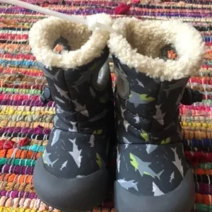 Bogs sharks baby snow boots -size 5us infant/ 21 eu