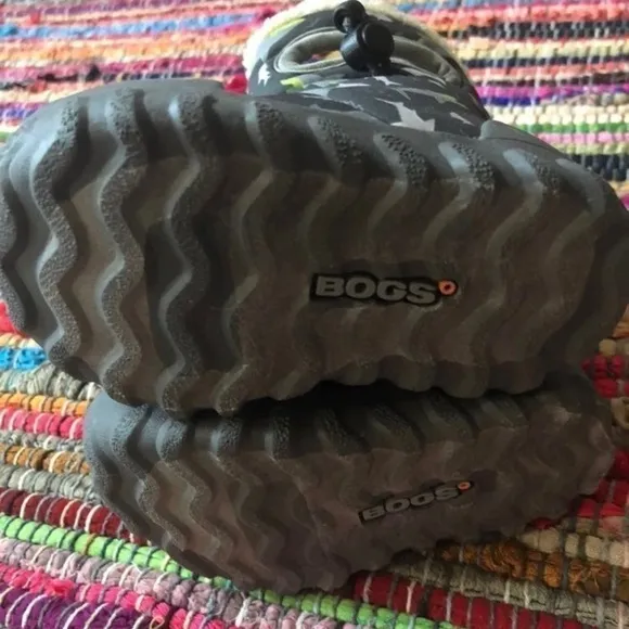 Bogs sharks baby snow boots -size 5us infant/ 21 eu