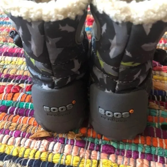 Bogs sharks baby snow boots -size 5us infant/ 21 eu