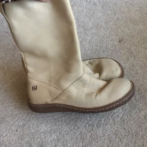 Born b.o.c. Tan Suede Winter Riding Boots