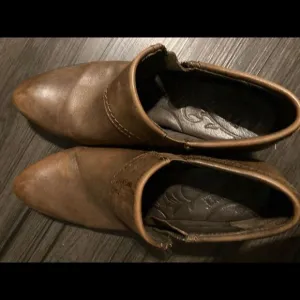 Born leather boots sz 8