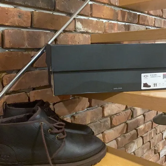 Brand New with box Neumel winter leather boots UGG