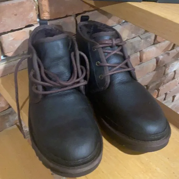 Brand New with box Neumel winter leather boots UGG