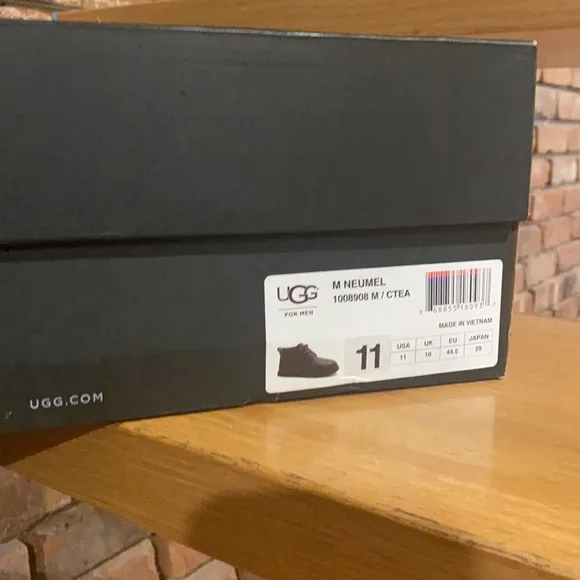 Brand New with box Neumel winter leather boots UGG