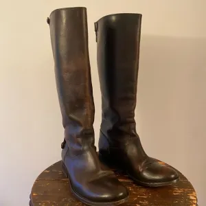Brown FRYE Equestrian button boot w/zip back   snaps. W 8.5. Excellent Condition