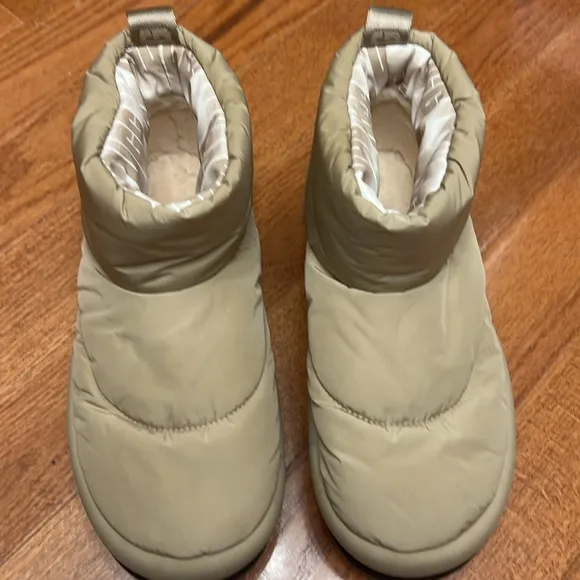 Classic maxi mini snow boots by UGG