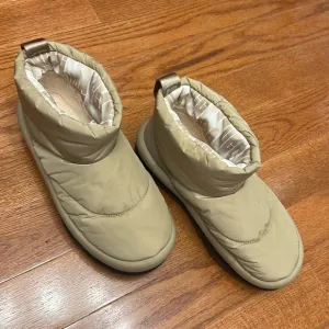Classic maxi mini snow boots by UGG