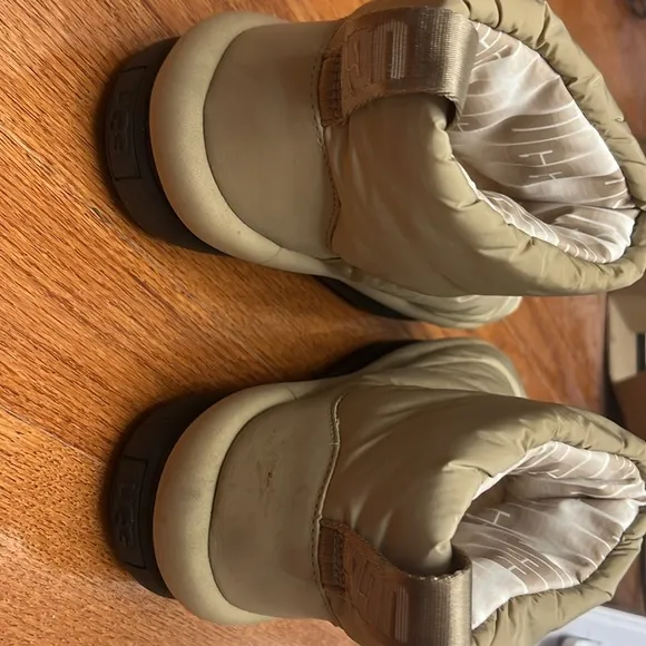 Classic maxi mini snow boots by UGG