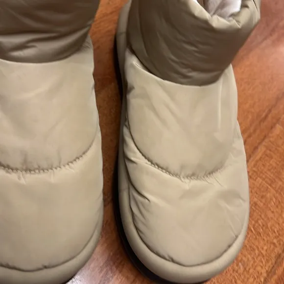 Classic maxi mini snow boots by UGG