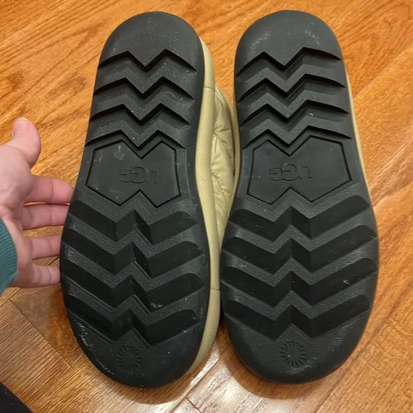 Classic maxi mini snow boots by UGG
