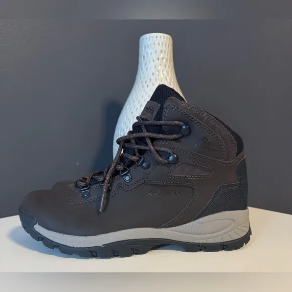 Columbia Womens Newton Ridge Plus Waterproof Brown Hiking Boots. New Size 11.
