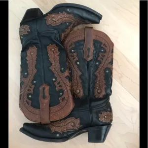 Corral cowboy boots 👢