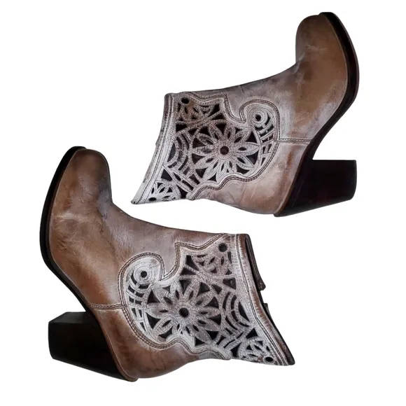 CORRAL Taupe/Beige Distressed Laser Cut Leather Heeled Zip-up Ankle Boots Size 7
