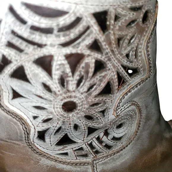 CORRAL Taupe/Beige Distressed Laser Cut Leather Heeled Zip-up Ankle Boots Size 7
