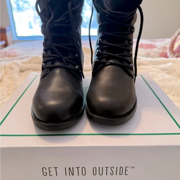 Cougar Derry Black Lace-Up Hiking Ankle Boots. Size 8New in Box.