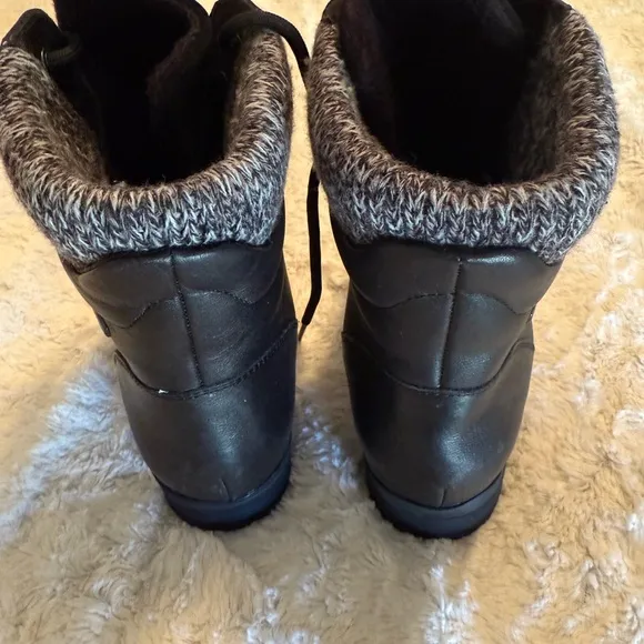 Cougar Derry Black Lace-Up Hiking Ankle Boots. Size 8New in Box.