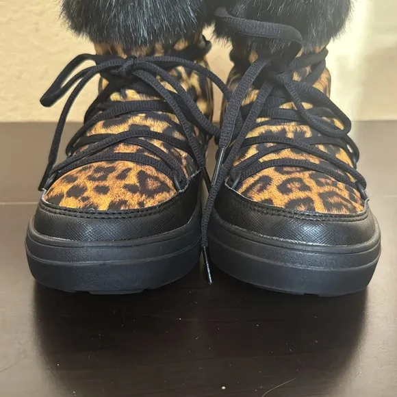 CROCS LODGE POINT ANIMAL PRINT LACE UP SNOW BOOTS. Size  W6