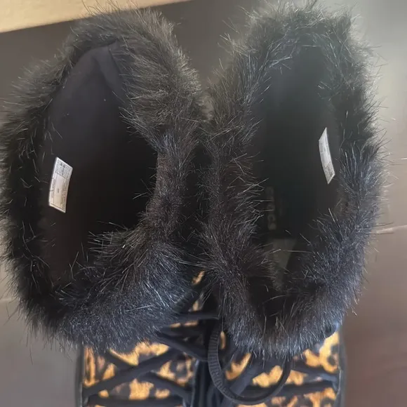 CROCS LODGE POINT ANIMAL PRINT LACE UP SNOW BOOTS. Size  W6