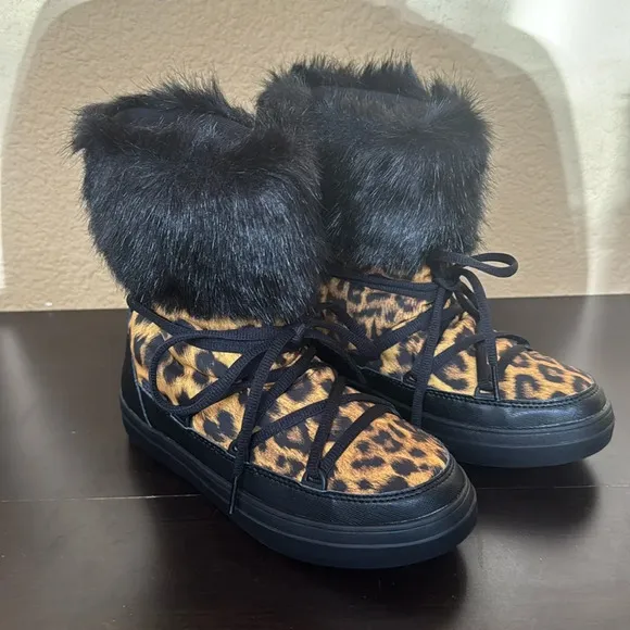 CROCS LODGE POINT ANIMAL PRINT LACE UP SNOW BOOTS. Size  W6