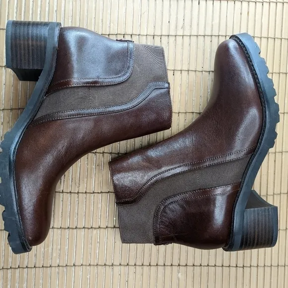 Crown Vintage women's sz 6M brown leather Pull on ankle boots. 2&quot; stacked leathe