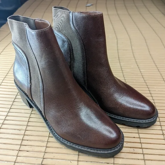 Crown Vintage women's sz 6M brown leather Pull on ankle boots. 2&quot; stacked leathe