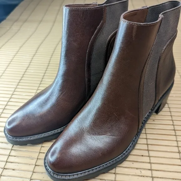 Crown Vintage women's sz 6M brown leather Pull on ankle boots. 2&quot; stacked leathe