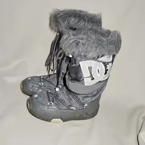 DC Chalet 2.0 LE Snow Boots Women's 6.5-7.5 Gray Faux Fur Trim Rhinestone Rare