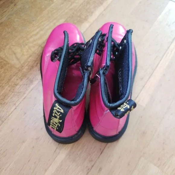 DR. MARTENS Hot Pink Patent Leather Lace-up Boots Delaney size 5 barbie core