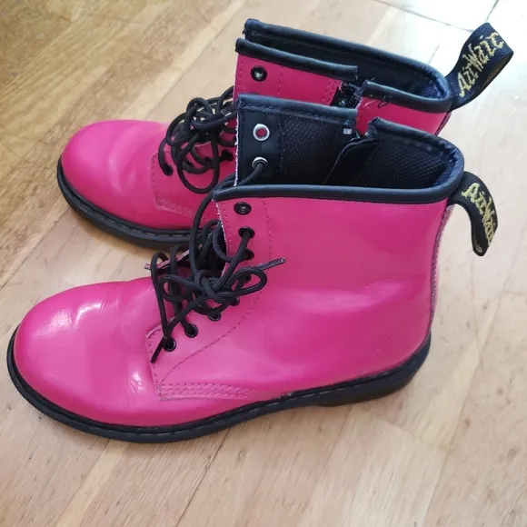 DR. MARTENS Hot Pink Patent Leather Lace-up Boots Delaney size 5 barbie core