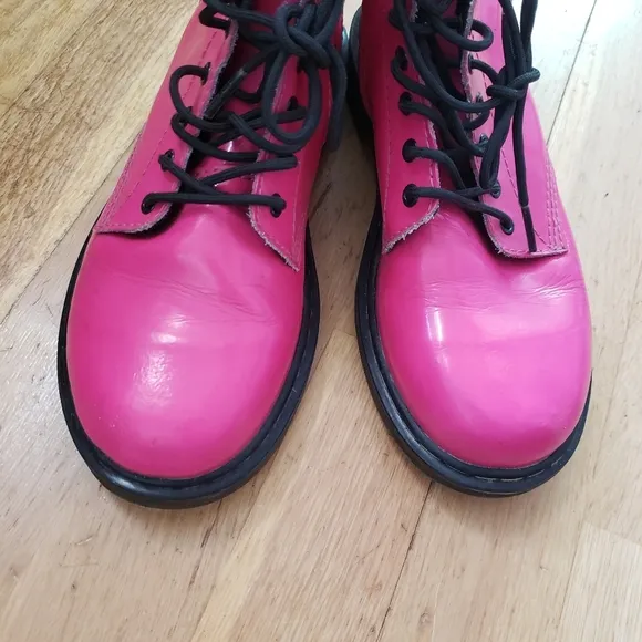 DR. MARTENS Hot Pink Patent Leather Lace-up Boots Delaney size 5 barbie core