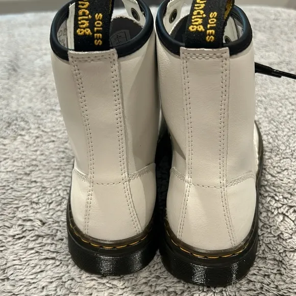 Dr. Martens Zavala white leather boots lace up size 7 new