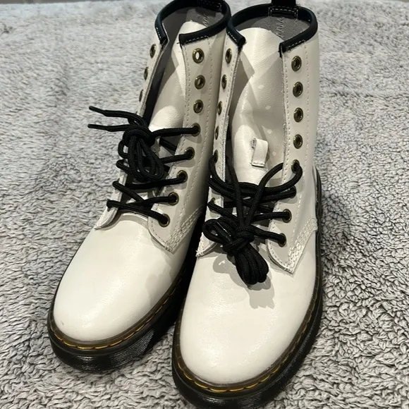 Dr. Martens Zavala white leather boots lace up size 7 new