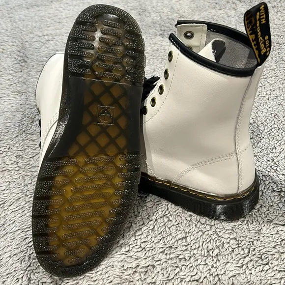 Dr. Martens Zavala white leather boots lace up size 7 new