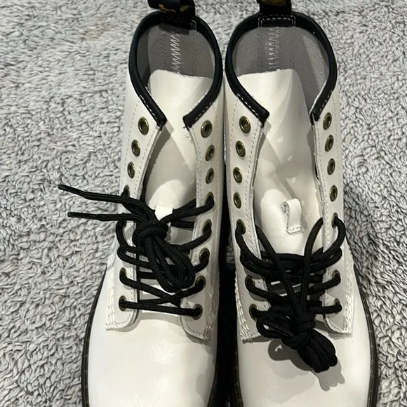 Dr. Martens Zavala white leather boots lace up size 7 new