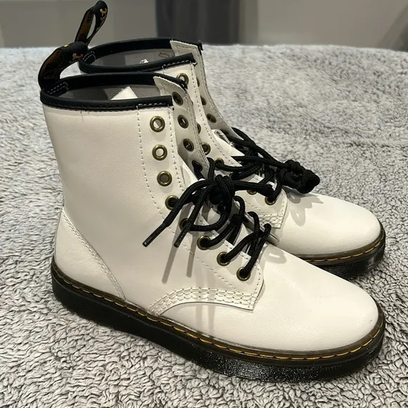 Dr. Martens Zavala white leather boots lace up size 7 new