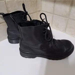 Dr. Martens Pascal Mono J black leather boots size 5