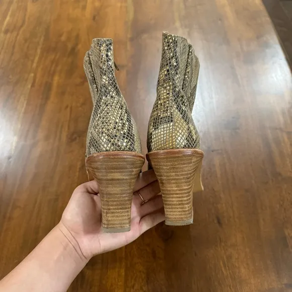 Free People Barclay Boots in Snake Skin Size EU 39