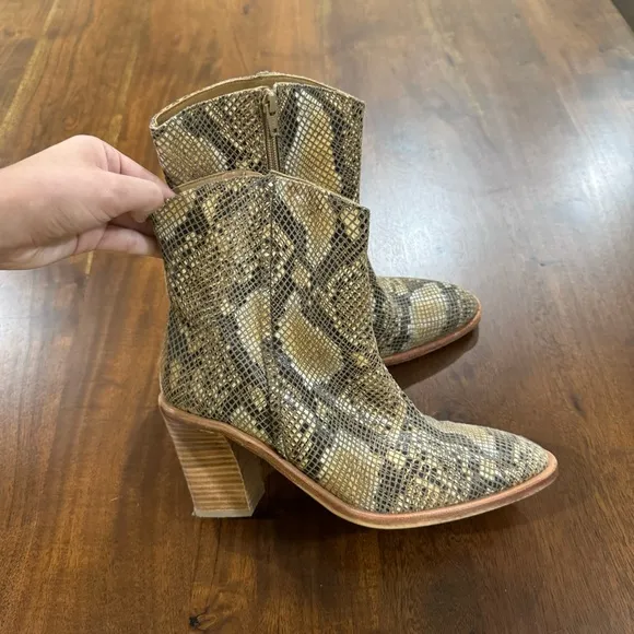 Free People Barclay Boots in Snake Skin Size EU 39